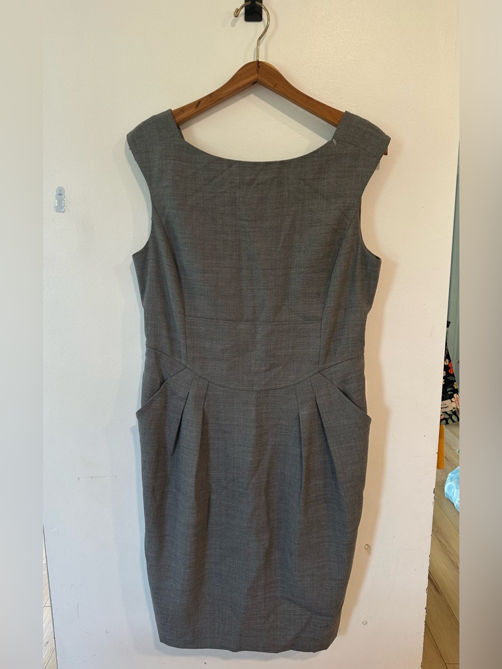 Magaschoni Wool Sleeveless Sheath Dress Women’s Size 12 Pleated Pockets Gray